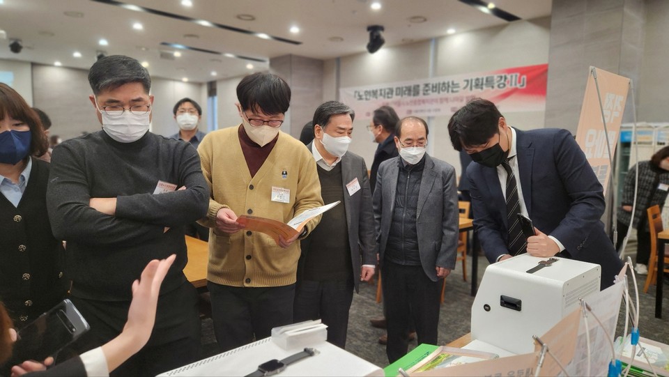 서울시노인복지관협회 행사에서 나비를 시연 중인 모습(사진=더인츠)