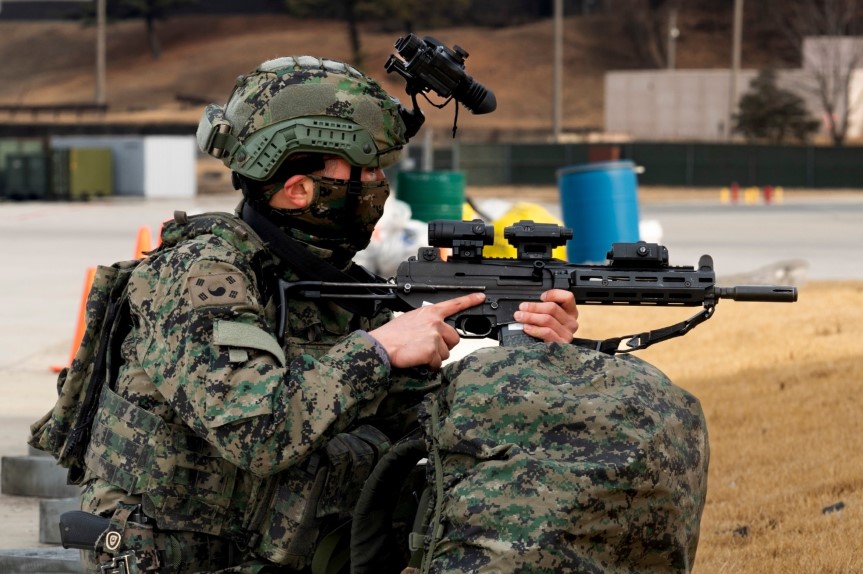 육군 특수전사령부 소속 병사가 지난 2월 야간투시경을 착용한 채 오산 공군기지에서 한미 연합훈련에 참여하고 있다 (사진=Korea Defense Blog)