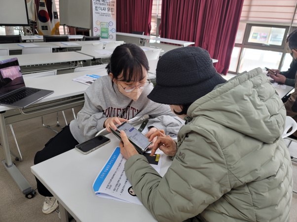 인지기능 향상 프로그램 새미톡 설치 및 교육 중인 모습(사진=하이) 