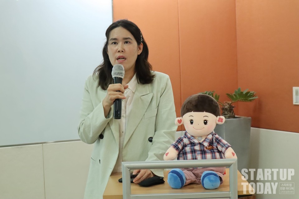 효돌 김지희 대표가 제277회 BTCN벤처포럼 감성 컴페니언 로봇 ‘효돌’을 소개했다