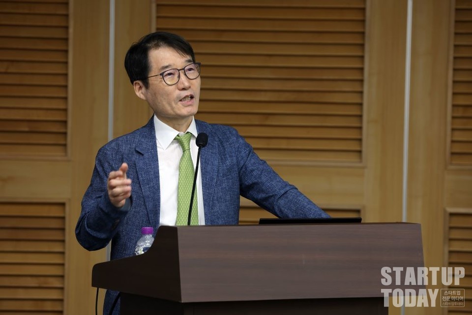 이근 서울대 경제학부 석좌교수는 ‘한국경제와 혁신체계의 추격과 수렴’을 주제로 발제했다