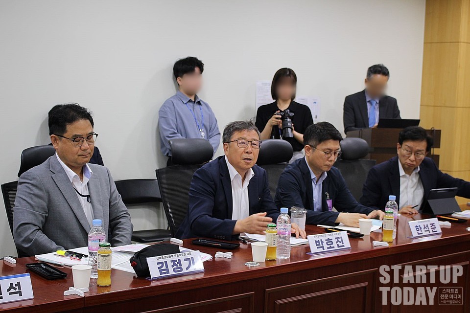 권칠승 더불어민주당 의원이 19일 오후 국회의원회관 제6간담회실에서 ‘소상공인과 함께하는 프랜차이즈 지원 방안’을 주제로 토론회를 열었다. 