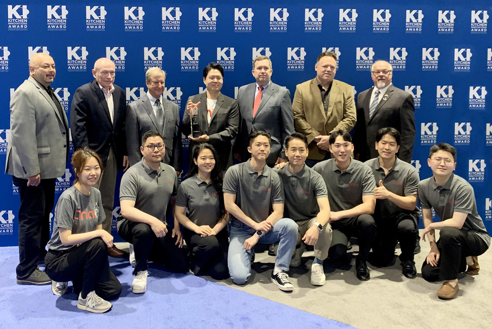 키친 이노베이션 어워즈 심사위원단과 에니아이 팀원들(사진=에니아이)