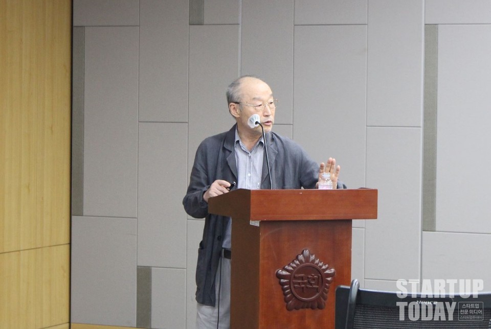 이문호 워크인조직혁신연구소장이 ‘서비스 노동의 저평가 및 재평가 요인’를 주제로 발제를 맡았다