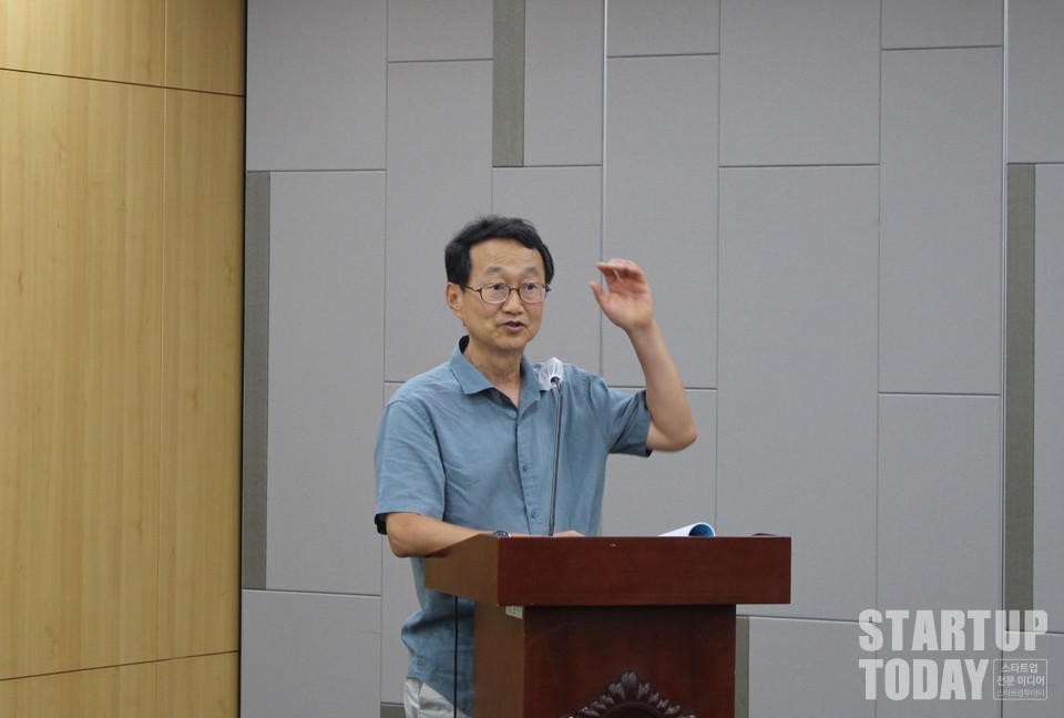 정승일 한국교원대 겸임교수가 ‘직업훈련 시스템과 서비스 노동의 숙련 인정’을 주제로 공동 발제자로 나섰다