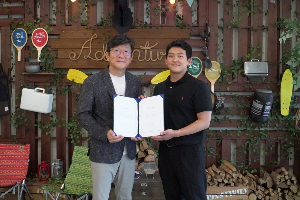 (왼쪽부터)제주창조경제혁신센터 이병선 센터장과 귤메달 양제현 대표(사진=제주창조경제혁신센터)