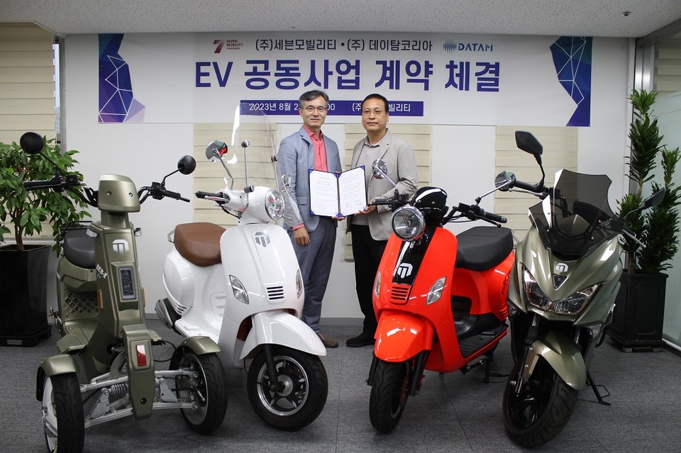 (왼쪽부터)세븐모빌리티 송영봉 대표와 데이탐코리아 이영철 대표(사진=세븐모빌리티)