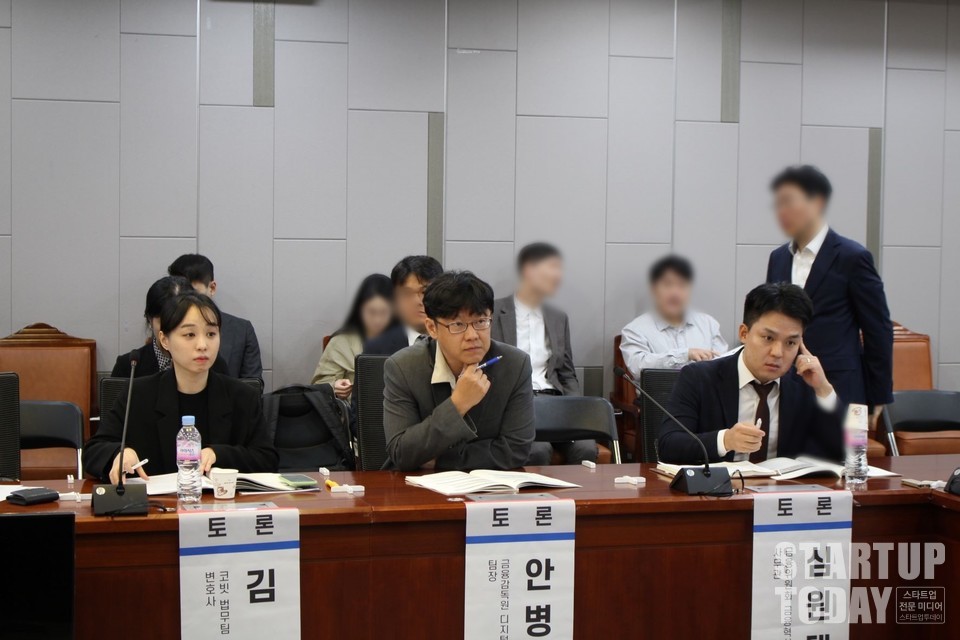 국민의힘 윤창현 의원과 더불어민주당 박성준 의원, 대한변호사협회 금융변호사회, 한국금융소비자보호재단이 5일 ‘가상자산이용자보호법 제정에 따른 쟁점과 과제’를 주제로 세미나를 공동 주최했다