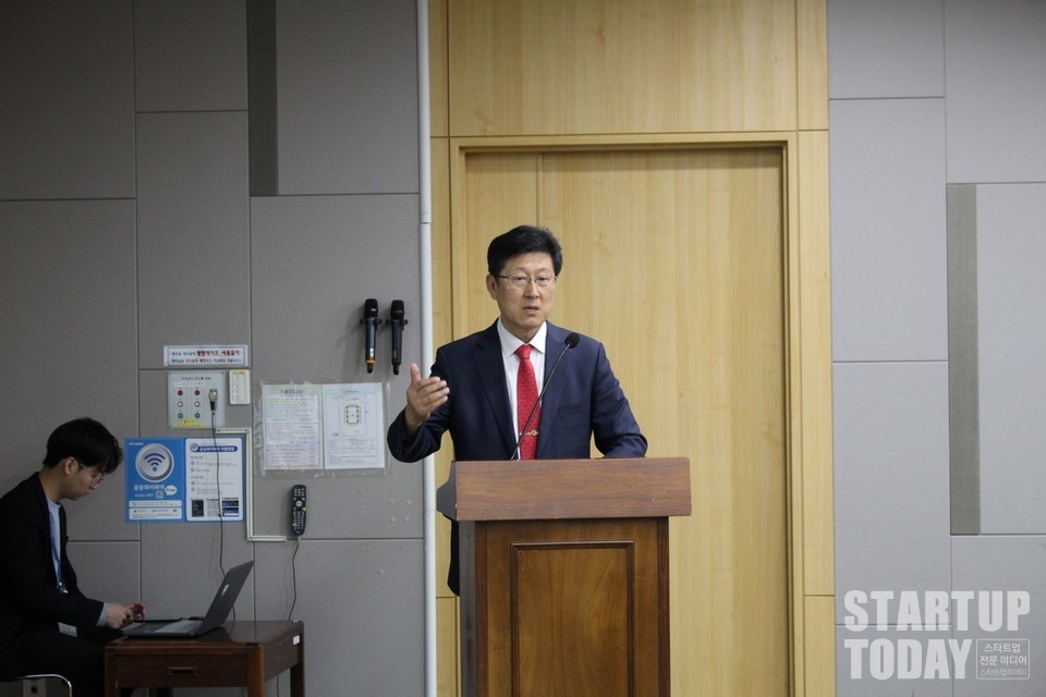 김인현 고려대 법학전문대학원 교수가 ‘조선산업에서 영업 상 리스크 분산 법제도 도입 방안’을 주제로 발표했다 