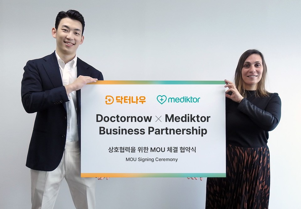 닥터나우가 메딕터와 전략적 업무협약을 체결했다. (왼쪽부터)정진웅 닥터나우 최고전략책임자와 베라 구에레이루 메딕터 글로벌 사업총괄(사진=닥터나우)