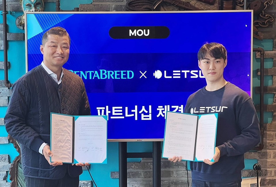 펜타브리드 서초구 본사에서 (왼쪽부터)박태희 펜타브리드 대표와 심규현 대표가 업무협약 체결 후 기념 촬영을 하고 있다(사진=렛서)