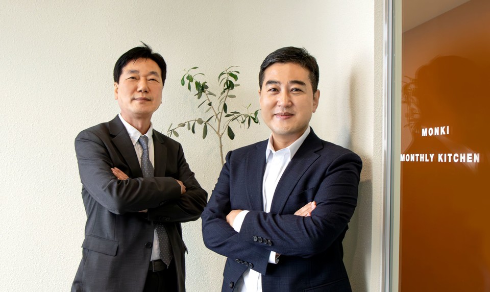 (왼쪽부터)먼키 황덕수 고문과 먼키 김혁균 대표(사진=먼키)