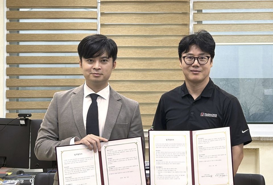 (왼쪽부터)바이오컴 전태준 대표, 경희대 이정민 동서의학대학원장