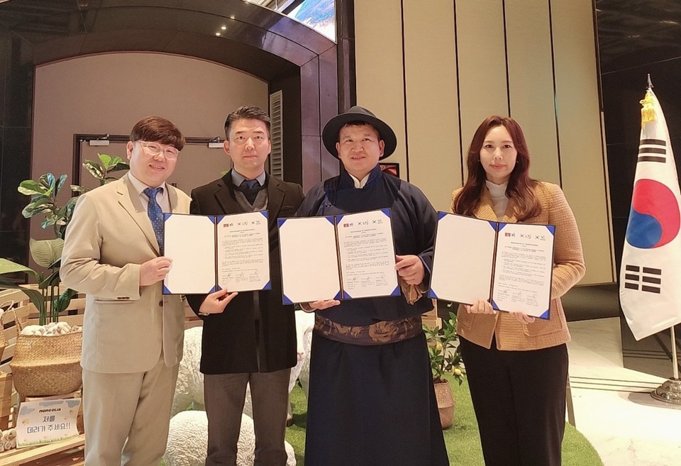 (왼쪽부터)유나이티드앤코 백성현 이사, 유나이티드앤코 이왕우 대표, 오케이트래블 비암바 남질 대표, LEJ파트너스 임은정 대표(사진=LEJ파트너스)