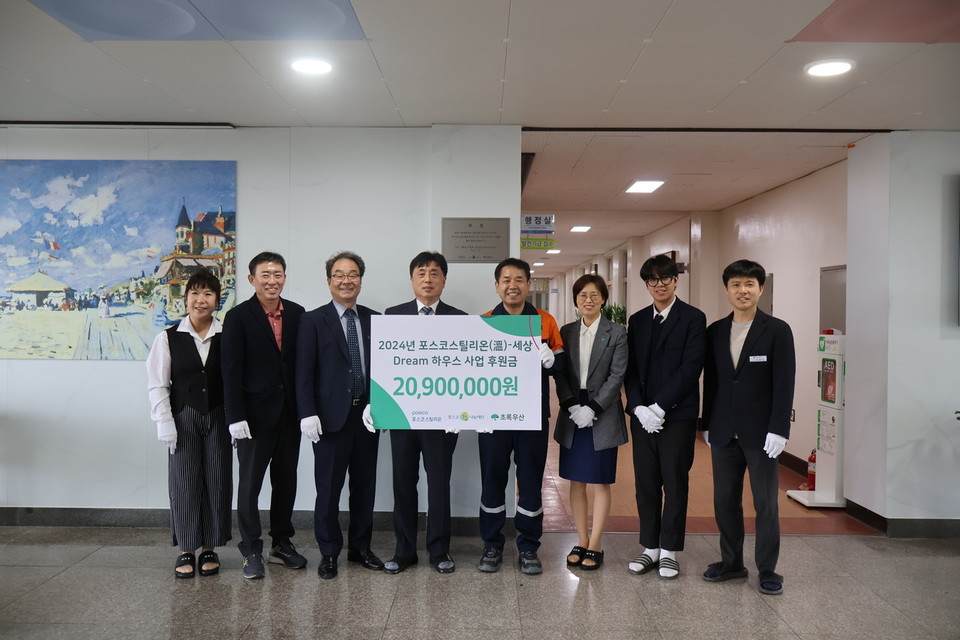 한국부동산개발협회 김승배 회장(왼쪽)과 대한상사중재원 맹수석 원장(오른쪽)이 부동산개발 분야 분쟁해결 협력을 위한 양해각서를 체결한 뒤 악수하고 있다. 출처: 대한상사중재원