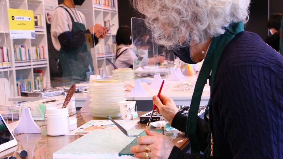 케어링이 시니어 라이프스타일 플랫폼 ‘오뉴’를 운영하는 로쉬코리아와 업무협약을 맺고 시니어 특화 여가 콘텐츠 개발에 나선다(사진=케어링)