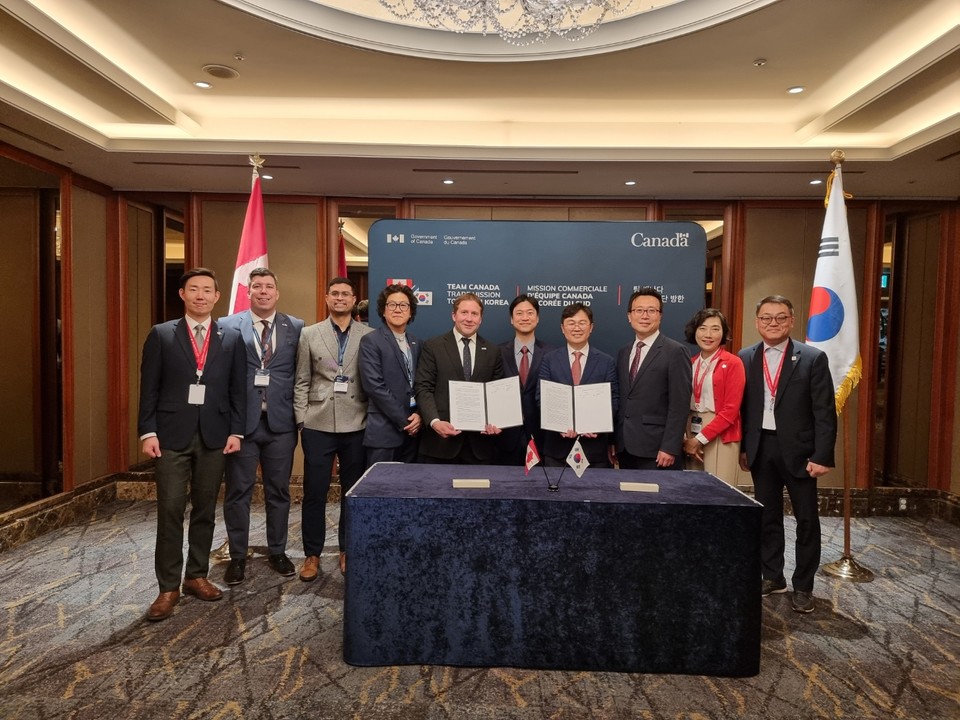 (왼쪽부터)트리엄 제븐스 오델 대표와 비즈데이터 김태진 대표가 지난 8일 에코AI 이노베이츠를 설립하기 위해 MOU를 체결했다(사진=비즈데이터)