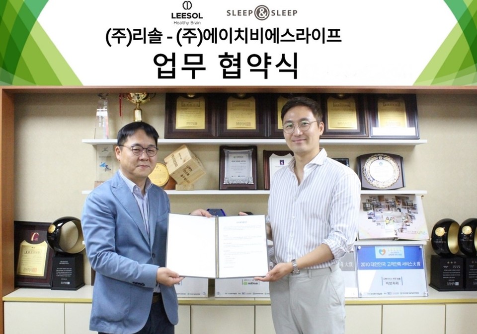 (왼쪽부터)슬립앤슬립 고문수 대표와 리솔 권구성 대표(사진=리솔)