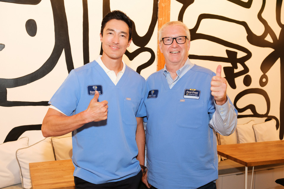 (왼쪽부터)피어프리 홍보대사 다니엘 헤니와 피어프리 설립자 마티 베커 수의사(사진=에이아이포펫)