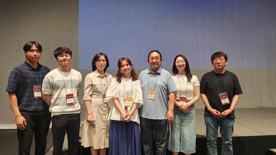 2024년 액셀러레이터연계지원에 참여하는 5개 AC와 40개 스타트업이 참여한 ‘2024 콘텐츠 스타트업 파트너스데이’에서 액셀러레이터 ‘리벤처스’와 8개 초기 창업기업 관계자가 기념 촬영을 진행하고 있다(사진=리벤처스)