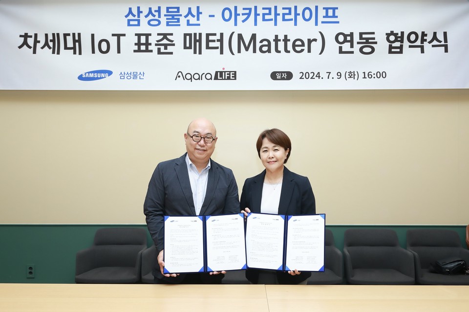 (왼쪽부터)삼성물산 주택사업본부 김명석 부사장, 아카라라이프 송희경 대표(사진=아카라라이프)