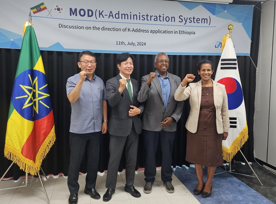 (왼쪽부터)임형창 웨이버스 사업본부장, 김학성 웨이버스 대표이사, 우다젠호 데레제 기르마 에티오피아 재무부 차관, 하일레 엘리자베스 에티오피아 재무부 국장(사진=웨이버스)