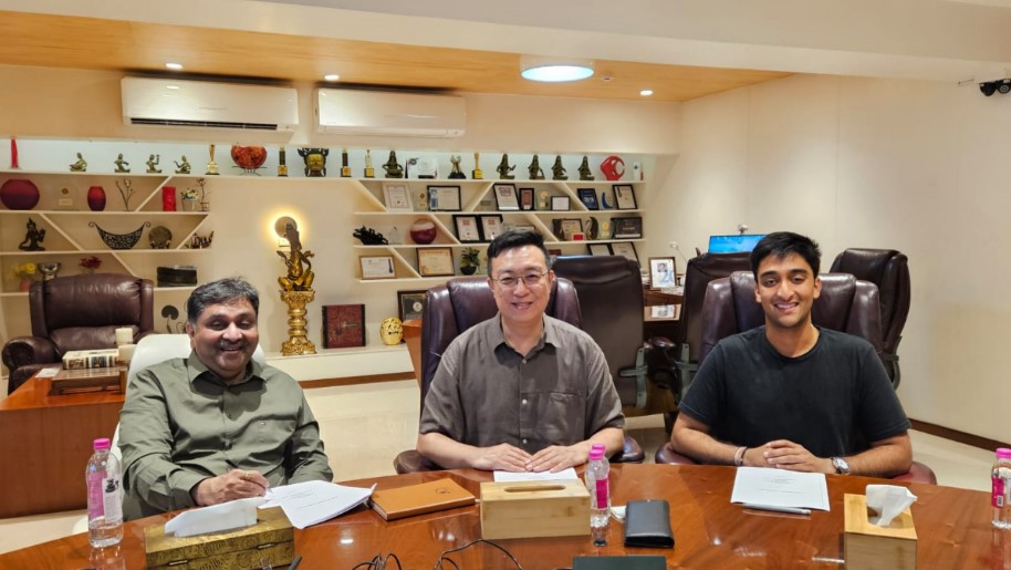 (왼쪽부터)반카이그룹 반킴 브람바트 회장, 블룸테크놀로지 이상윤 대표, 지브 라즈 브람바트 대표(사진=블룸테크놀로지)