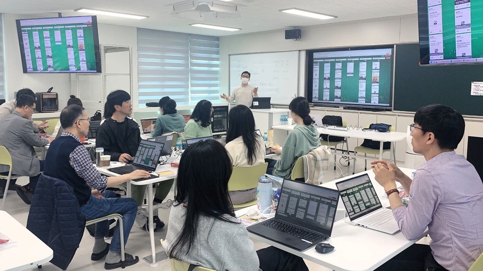 울산교육청 소속 현직 교사들이 모여 헬프나우 AI를 통해 우리 아이(AI) 서비스를 개발하고 있다(사진=베스핀글로벌)