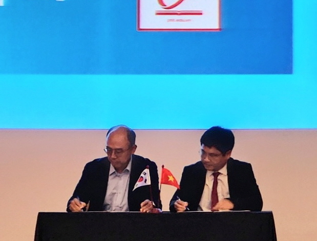 (왼쪽부터)한국게임학회 위정현 학회장과 베트남 PTIT 당 화이 박 총장(사진=한국게임학회)