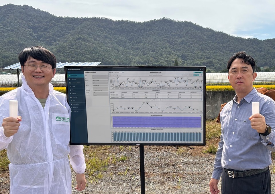 (왼쪽부터)메텍 박찬목 대표, 해남 이현농장 이항림 농장주(사진=메텍)