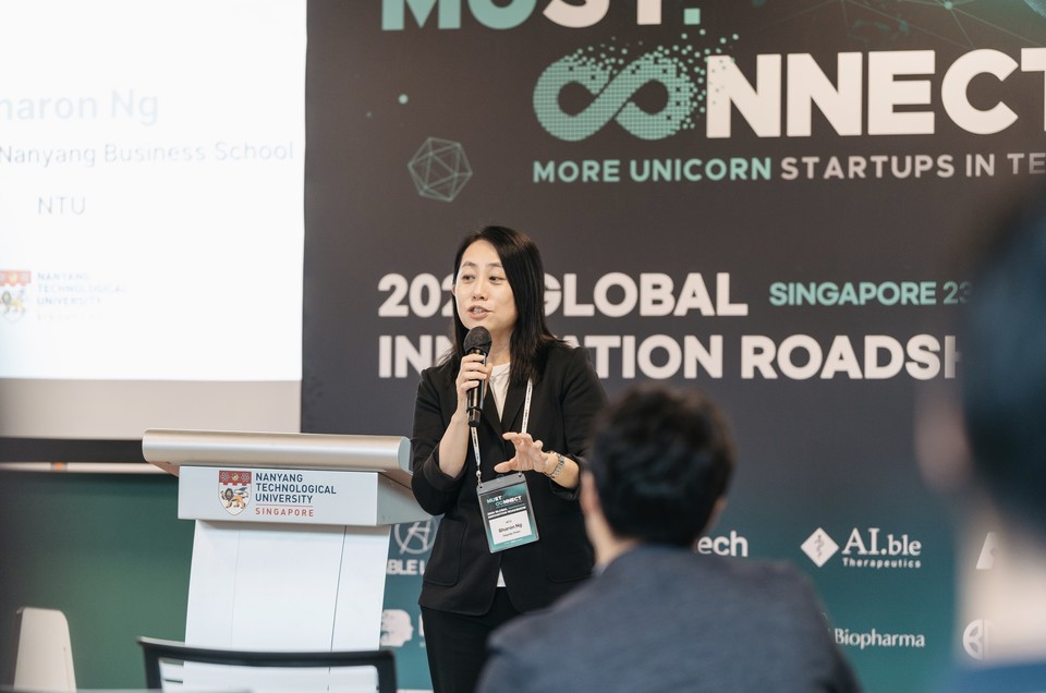 난양공대 경영대학 섀런 응 부학장이 머스트커넥트 싱가포르 2024 행사에서 NTU의 스타트업 협력 정책에 대해 설명하고 있다(사진=머스트액셀러레이터)