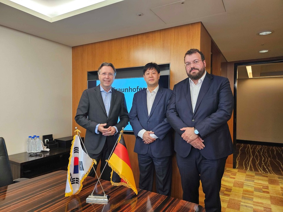 (왼쪽부터)프라운호퍼 바이오 의공학연구소 피터 하우프트만과 라다하임 이헌주 대표, 프라운호퍼 바이오 의공학연구소 아이코 치머만(사진=라다하임)