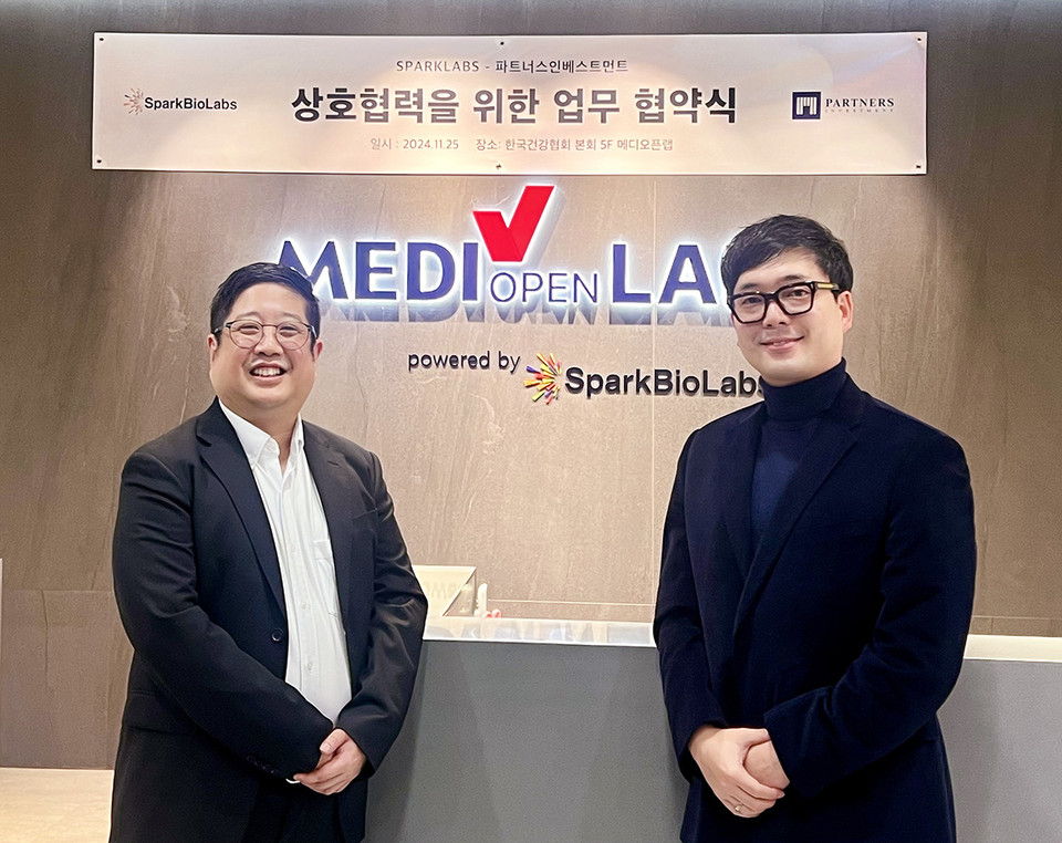 (왼쪽부터) 스파크랩 김호민 대표와 안재열 파트너스인베스트먼트 상무(사진=스파크랩)