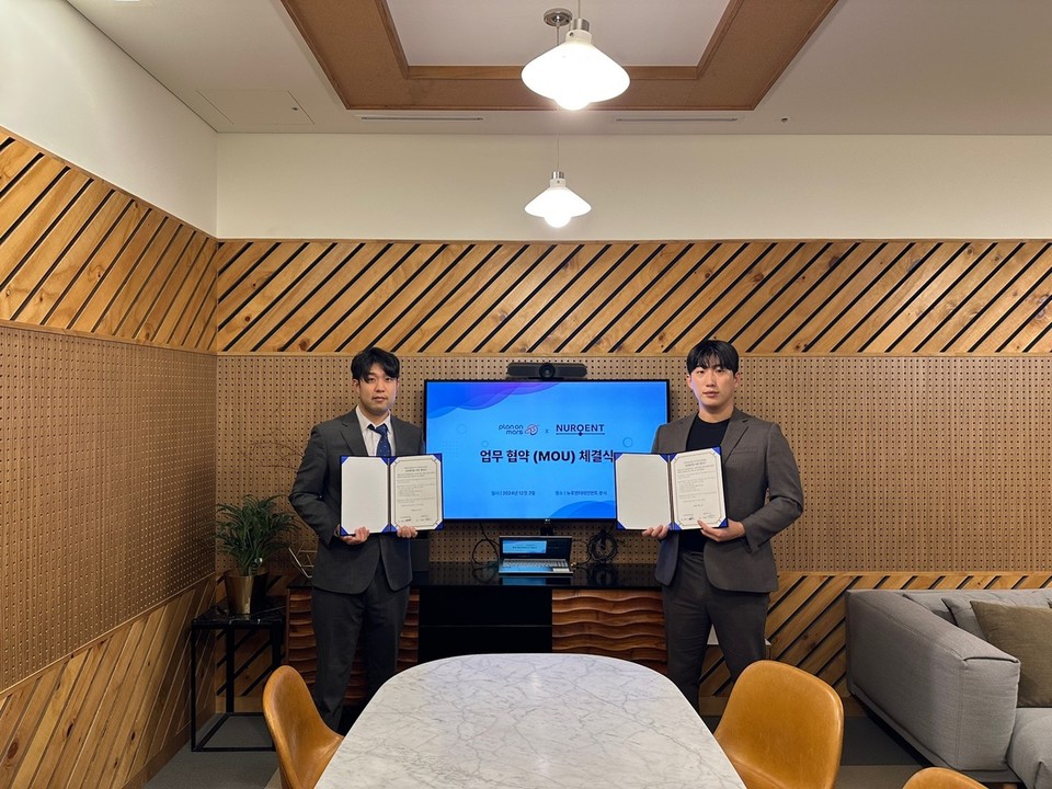 (왼쪽부터)플랜온마스 박정훈 대표와 뉴로엔터테인먼트 홍창기 대표(사진=플랜온마스)