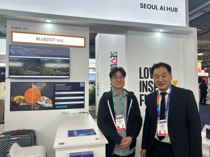 (왼쪽부터)블루닷 관계자와 서울AI허브 박찬진 센터장(사진=서울AI허브)