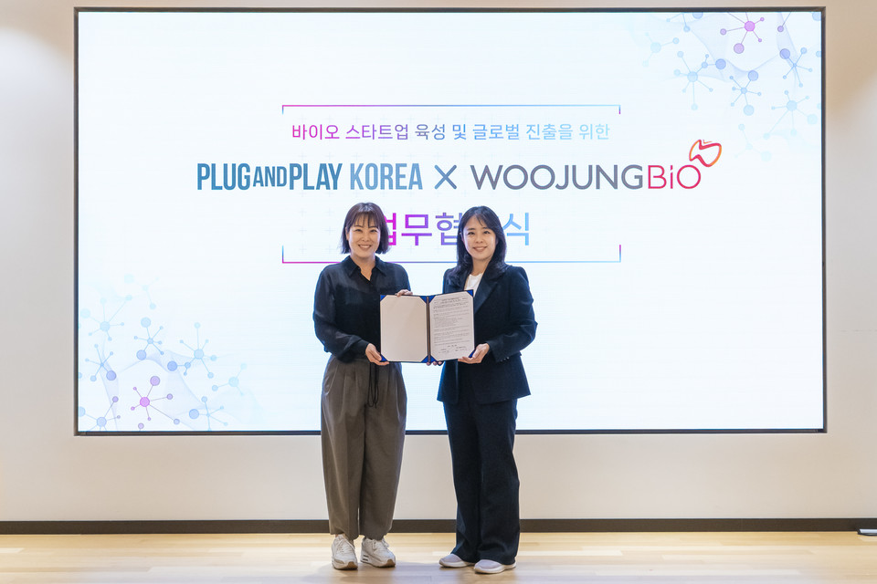 (왼쪽부터) 플러그앤플레이코리아 정지원 총괄이사, 우정바이오 미래전략기획실 천희정 이사(사진=우정바이오)
