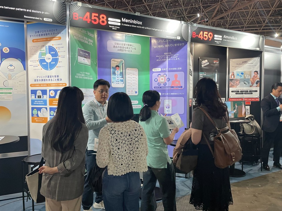 맨인블록 관계자가 참관객을 대상으로 서비스를 소개 중이다(사진=벤처기업협회)