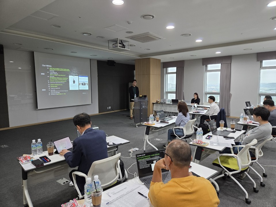 KB유니콘클럽 5기 참여기업 선발 위한 발표평가 운영사(사진=경기창조경제혁신센터)