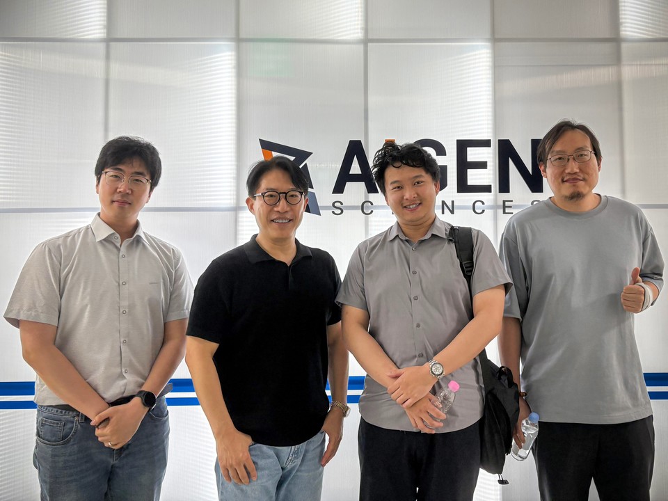 (왼쪽부터)아이젠사이언스 김선규 이사, 강재우 대표와 플록 쩌화 청 최고과학책임자, 웨이 다이 박사(사진=아이젠사이언스)