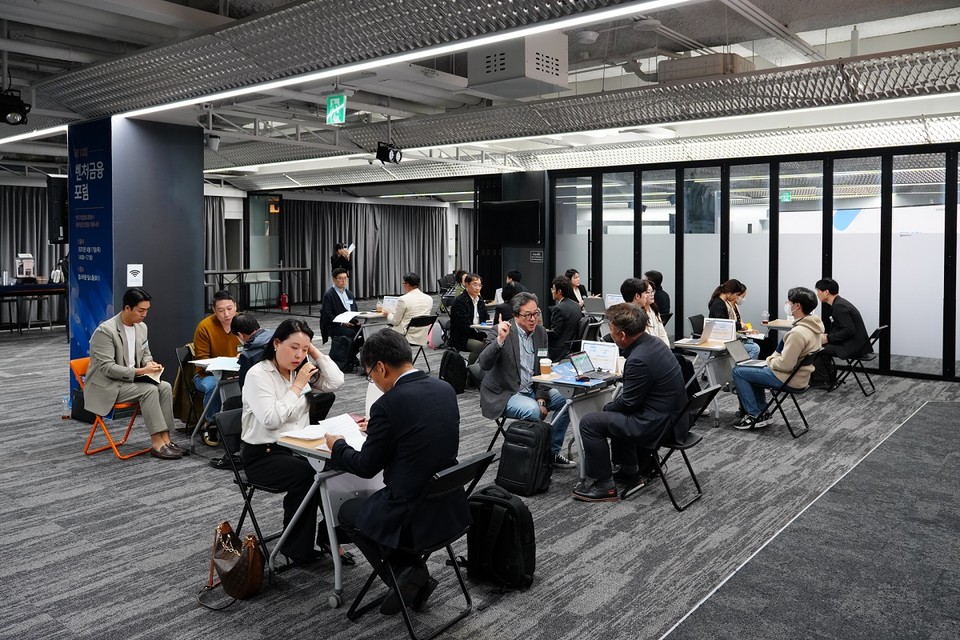 서울 강남구 팁스타운 팁스홀에서 개최된 제14회 포럼에서 투자자 및 전문가 상담회가 진행되고 있다(사진=벤처기업협회)