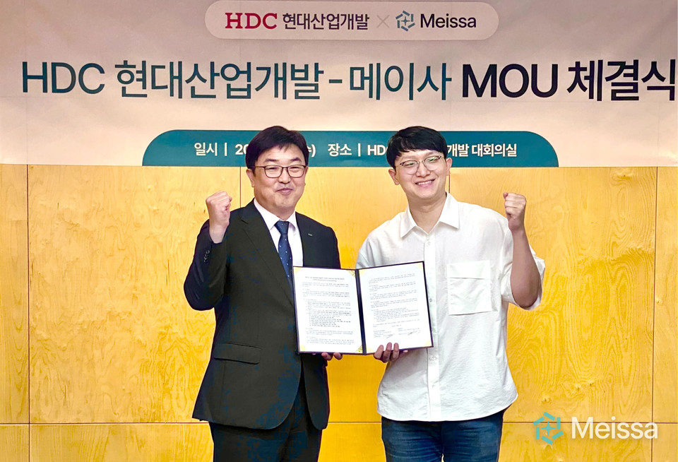 (왼쪽부터) HDC현대산업개발 건축본부장 민성우 상무와 메이사 최석원 대표 (사진=메이사)