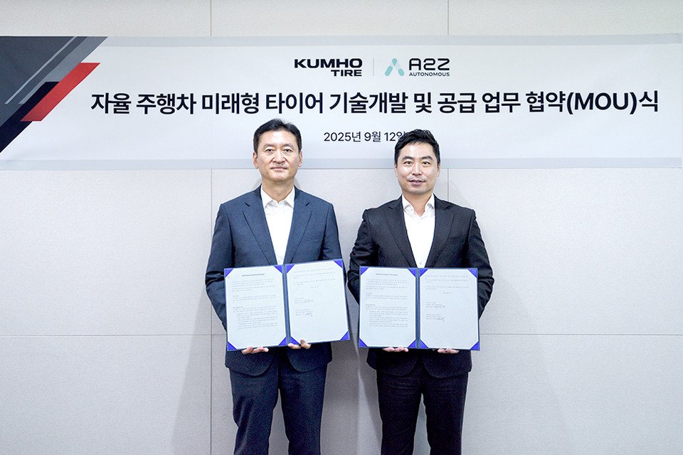 (왼쪽부터)오토노머스에이투지  한지형 대표와 금호타이어 정일택 대표(사진=오토노머스에이투지)