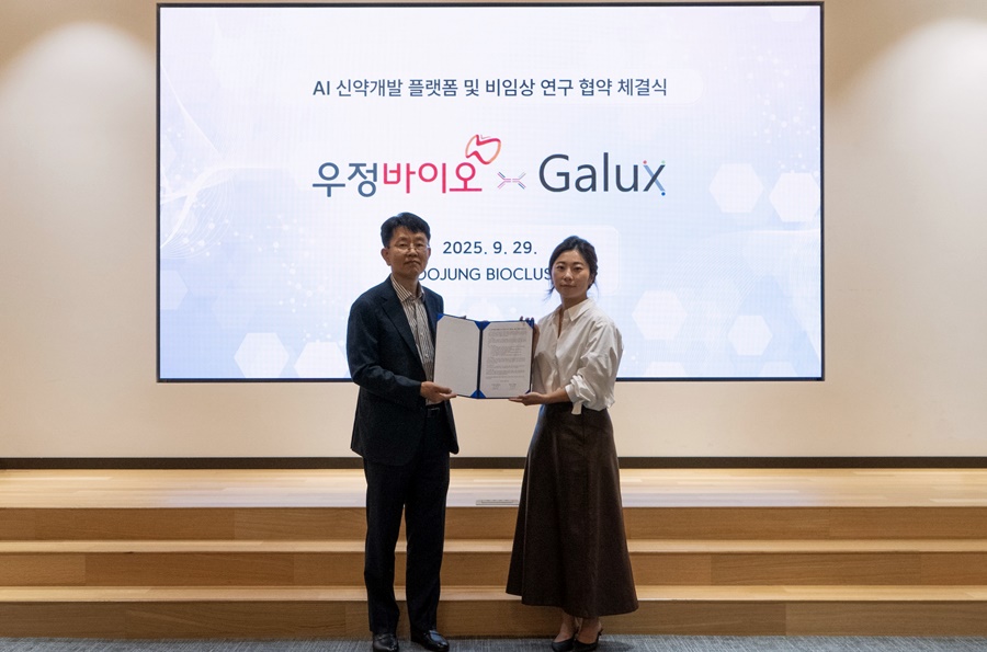 갤럭스 송무영 본부장(좌)과 우정바이오 윤자빈 실장(우)(사진=우정바이오)