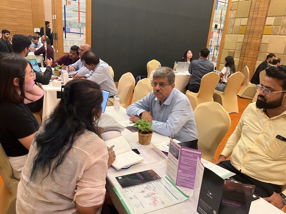 인도 시장개척단 수출 상담회에서 참가 기업들이 현지 파트너와 미팅을 진행하고 있다(사진=벤처블릭)