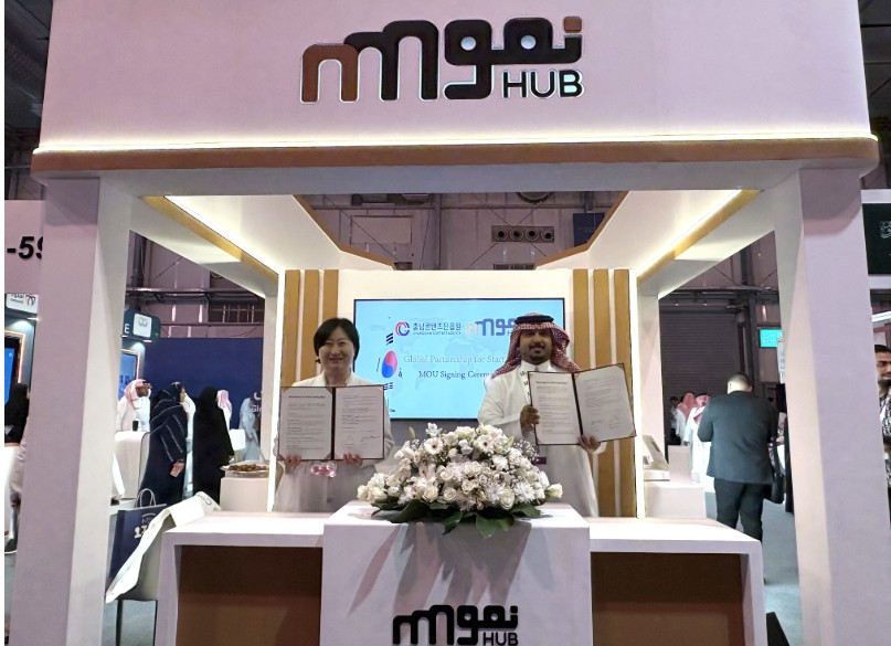 사우디 리야드 ‘BIBAN 2025’ 현장에서 진행된 충남콘텐츠진흥원–느무헙(NmoHub) 업무협약(MOU) 체결식(사진=충남콘텐츠진흥원)
