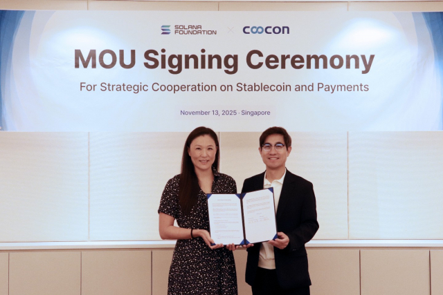 쪽부터 릴리 리우(Lily Liu) 솔라나 재단 회장, 김종현 쿠콘 대표이사