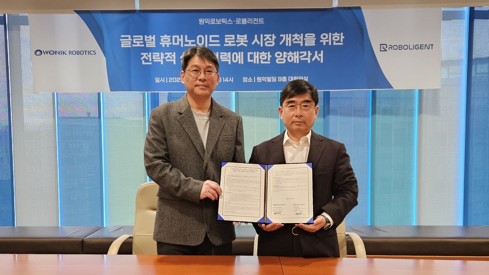 (왼쪽부터) 로볼리전트 김봉수 대표와 원익로보틱스 김학래 대표(사진=로볼리전트)